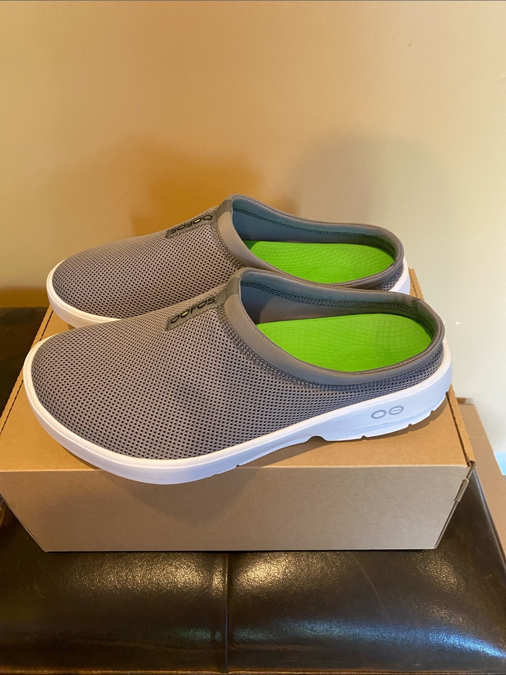 OOFOS Men's Slip-On Recovery Clog in Gray with Bright Green Insole
